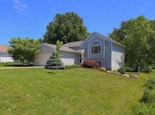 196 Rollingwood Dr, Rockford, MI 49341