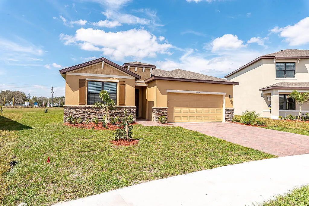 4 bed, 2.0 bath, 2046 sqft, $2,300 — Photo 2