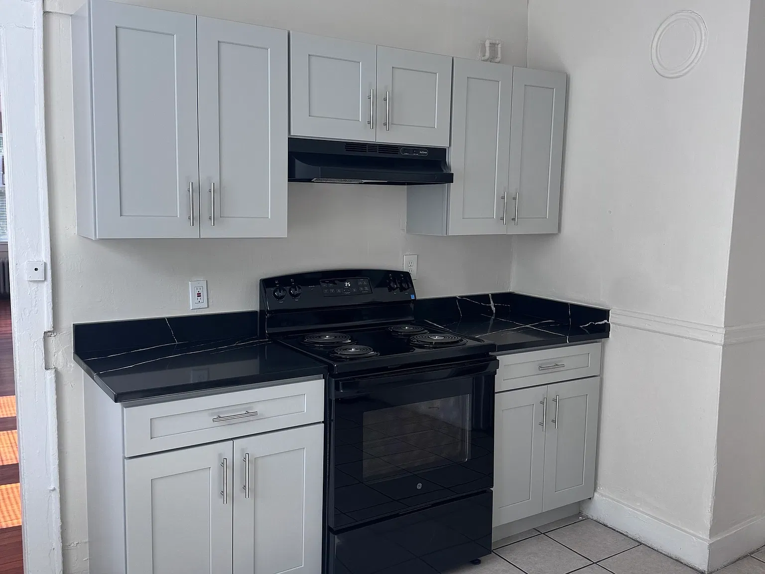 2 bed, 1.0 bath, 3588 sqft, $1,700 — Photo 2