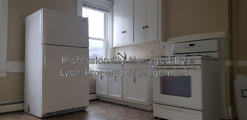 2nd image of 1674 Lonsdale Ave Floor 1