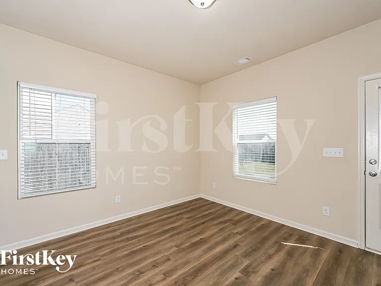 323 Darling Ln — Photo 5
