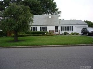 12 Crooked Pine Dr, Medford, NY 11763