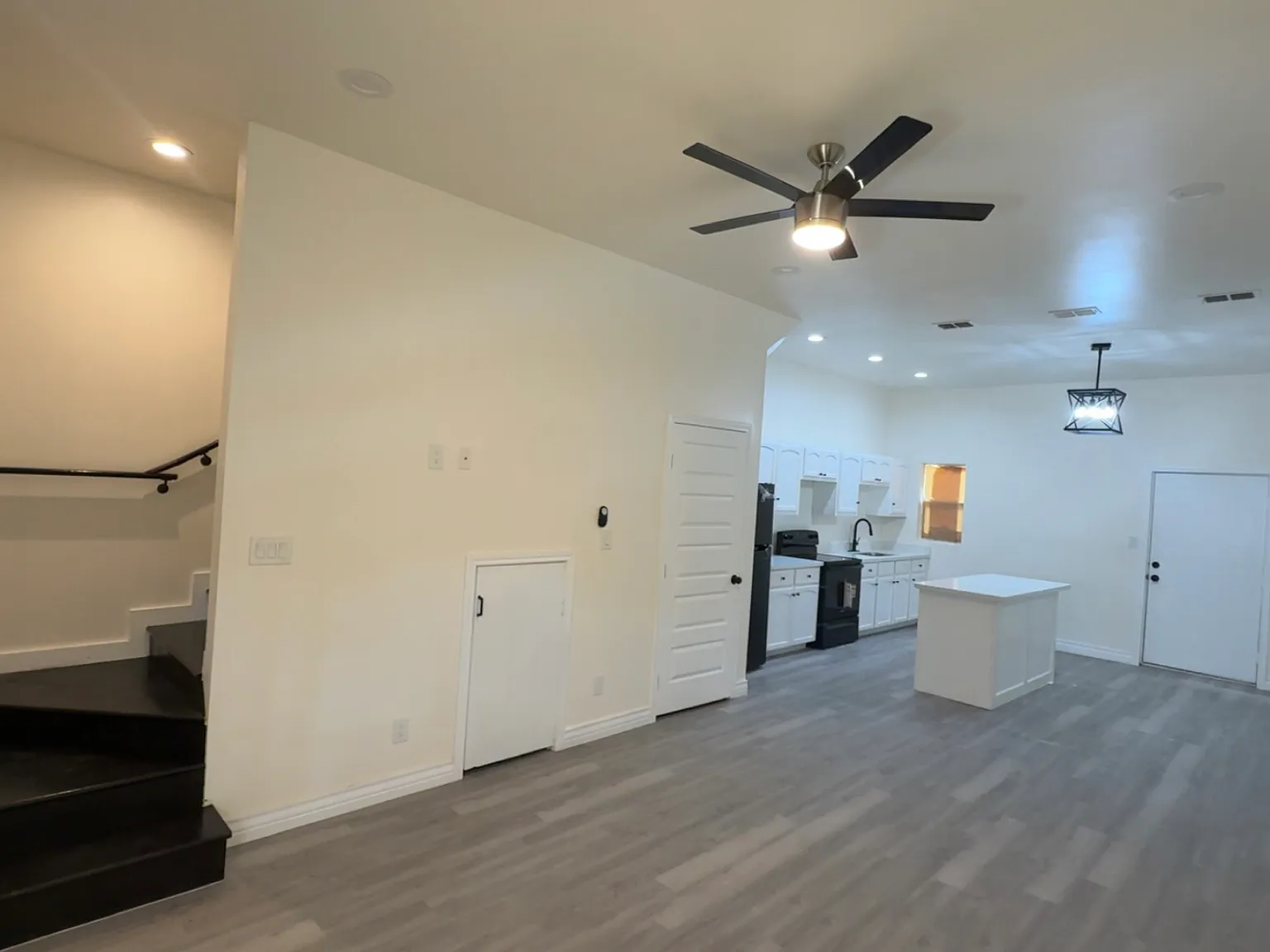 2 bed, 2.5 bath, 1000 sqft, $1,400 — Photo 3