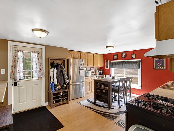 4th image of 302 Rockwood St