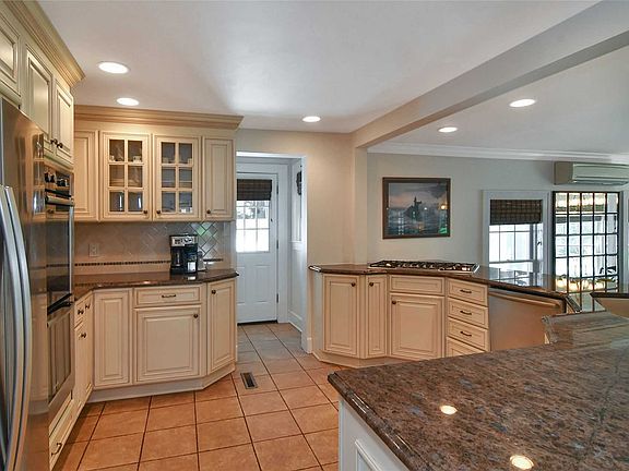 4th image of 15 Meadow Ln