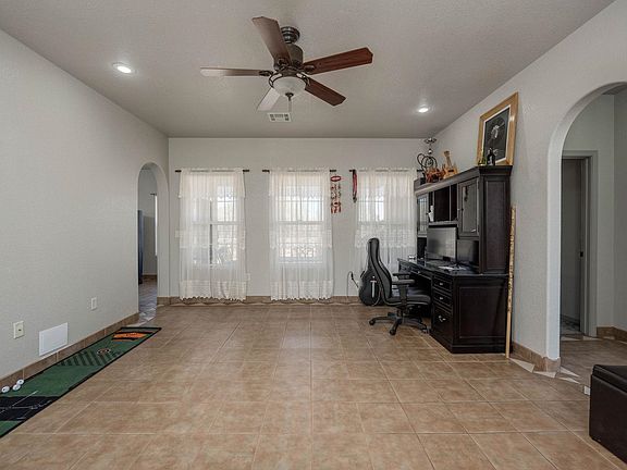 5th image of 8 Abercrombie Ln