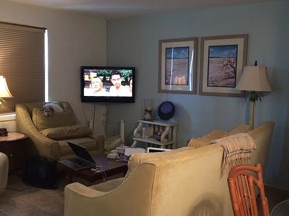 Living Area w/ 42" TV