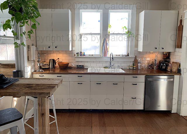 Kitchen with built-in dining bar (under hanging plant)