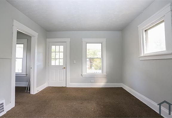 4th image of 9616 Nelson Ave #Up