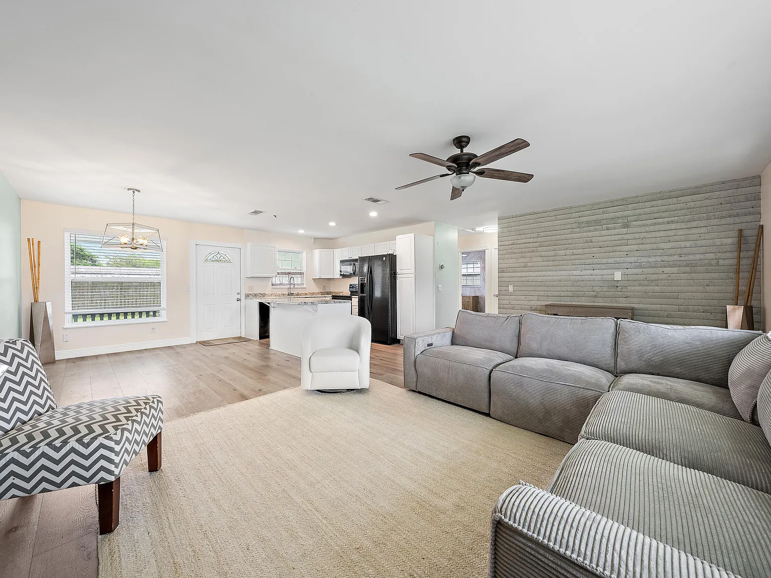 3 bed, 2.0 bath, 1222 sqft, $3,600 — Photo 4