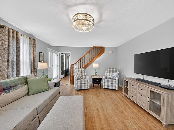 4th image of 425 N Broadway St