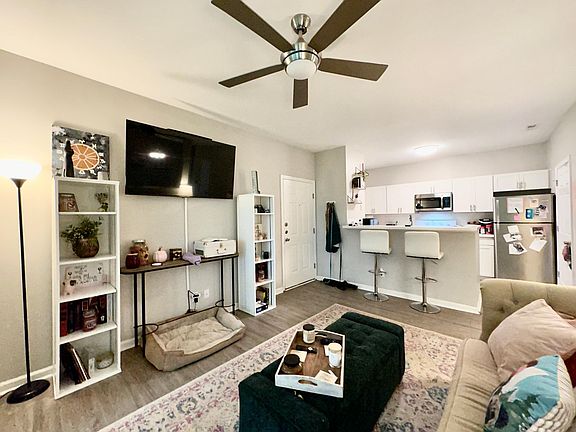 4th image of 1600 Long Grove Dr #600