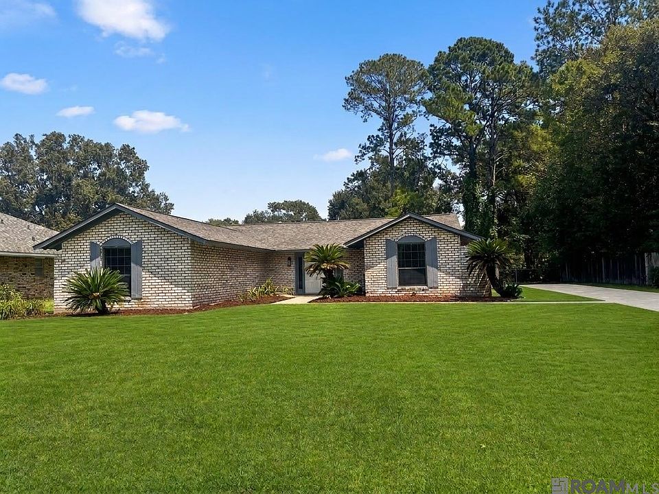 1st image of 910 Angee Dr