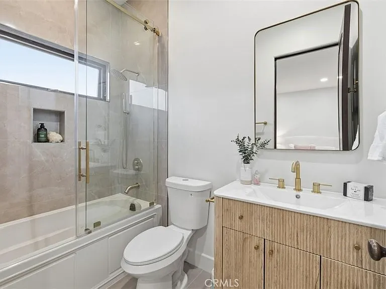 22953 Oxnard St — Photo 12