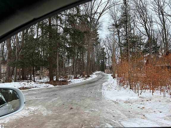 5th image of Woodland Dr
