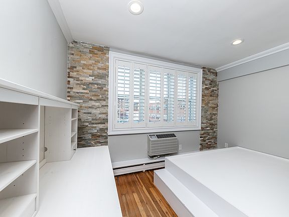 5th image of 210 E Broadway APT 2C