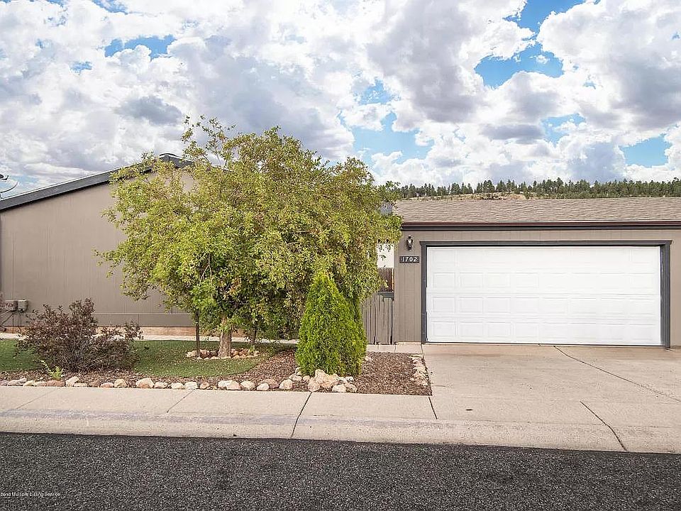 Front of Home with 2 car garage