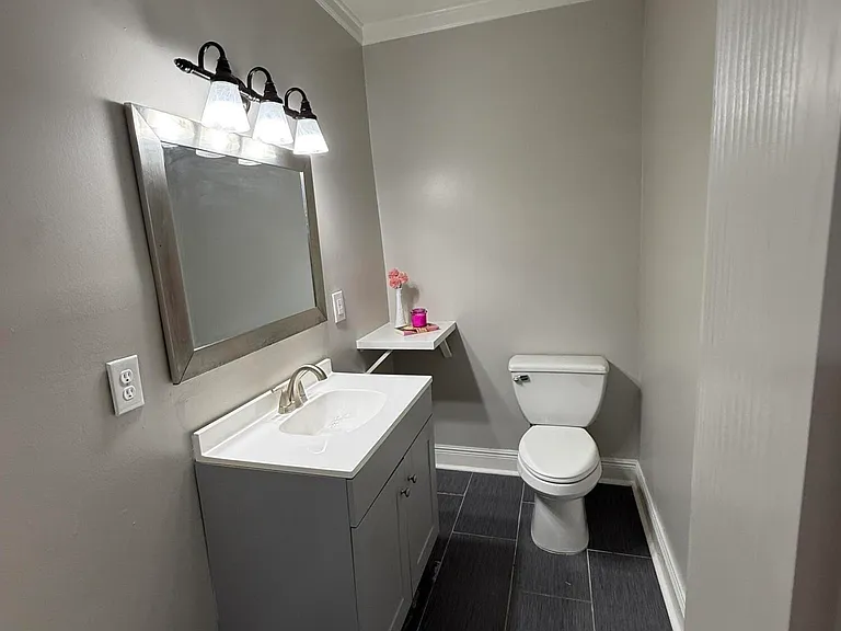 3618 E Admiral Doyle Dr — Photo 12