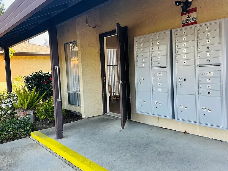 3829 Whitney Ave — Photo 5