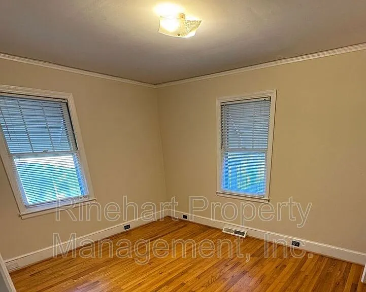 221 Hutchinson St — Photo 10