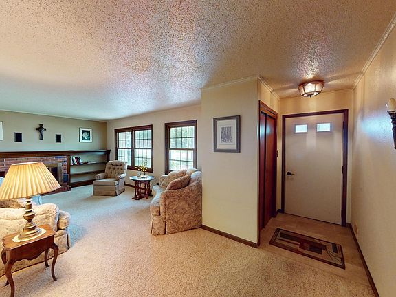4th image of 904 Clausen Ave