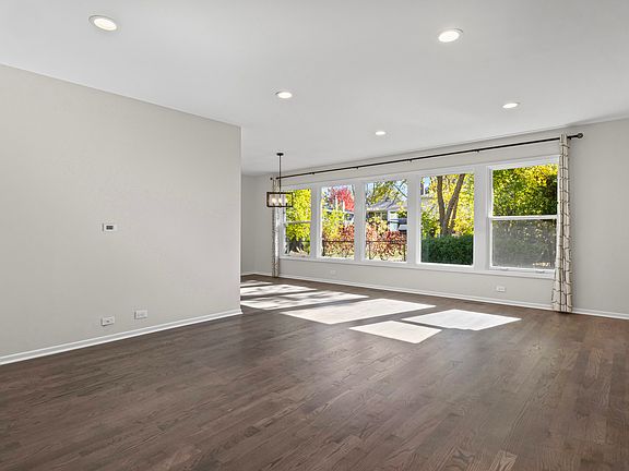 4th image of 715 E Valley Ln