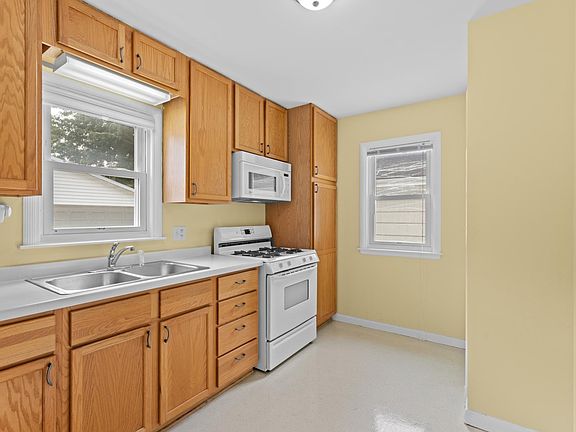 5th image of 904 14th Ave NE