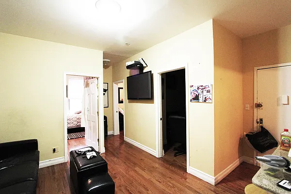 Rented by Urban Real Estate Property Group Inc | media 32