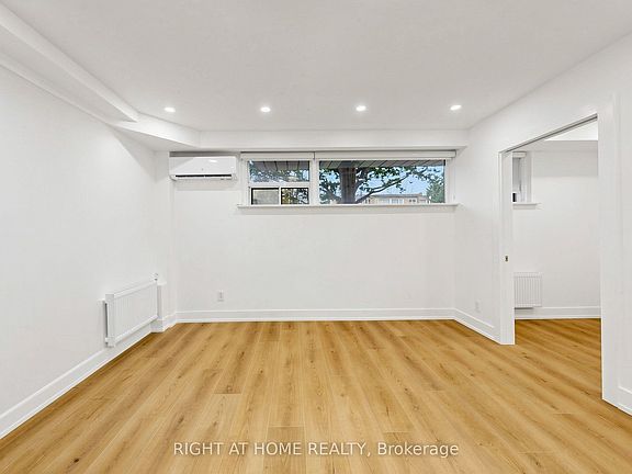 4th image of 427 Lawrence Ave W #1