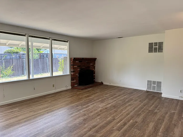 2441 Helena St — Photo 9