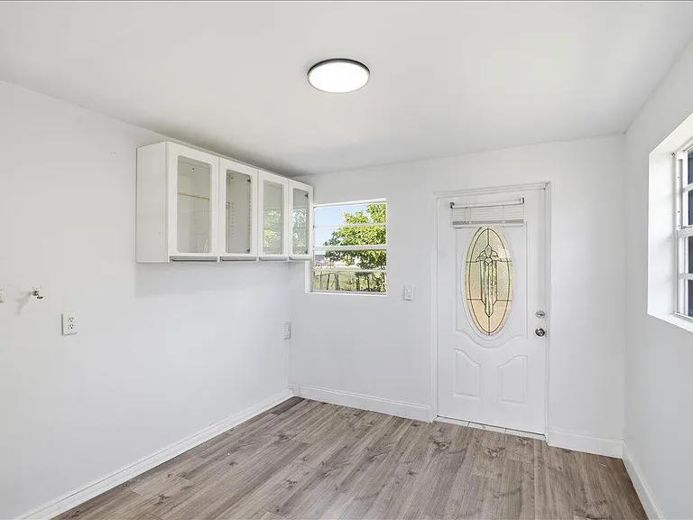 270 SW 10th Ave — Photo 16