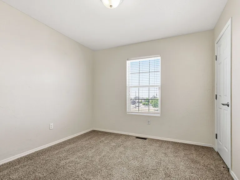 894 Valencia — Photo 15