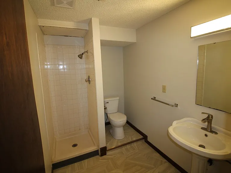 1421 Highland Dr — Photo 31