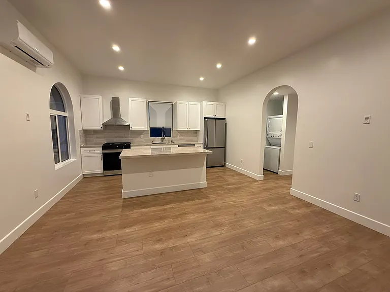 1332 S Burnside Ave — Photo 6