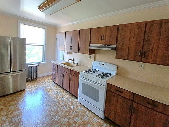 5th image of 1041 Calhoun Ave
