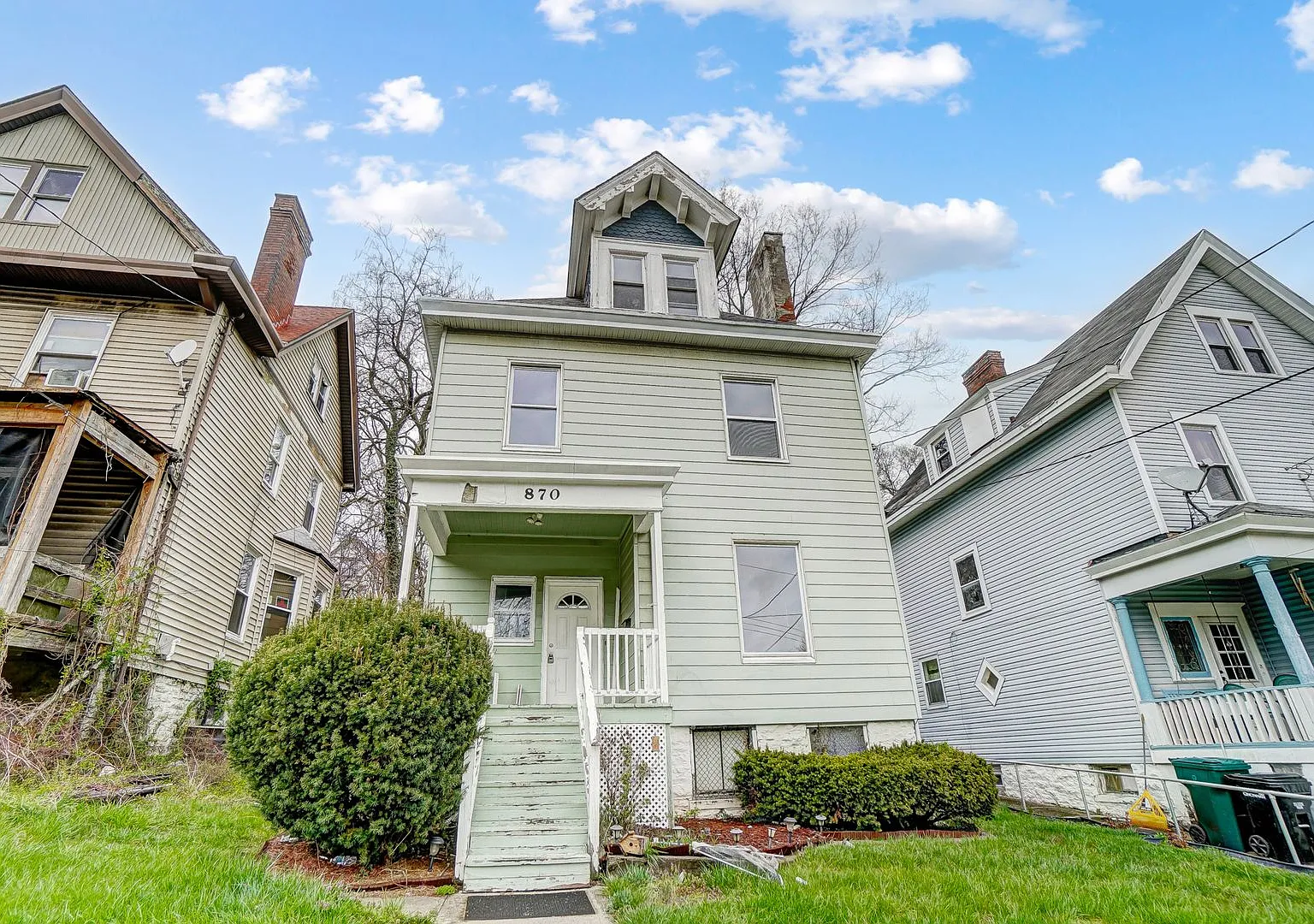 5 Bedroom House In Cincinnati! Leasing Special, 50% Off Security Deposit If Lease Signed By 09/15!! — Photo 1