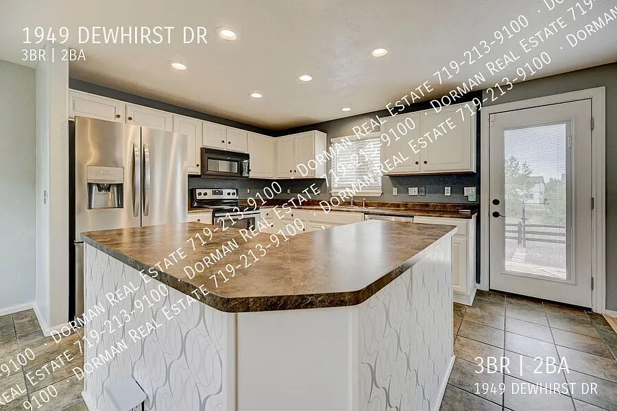 3 Bedroom with Pikes Peak Views — Photo 3