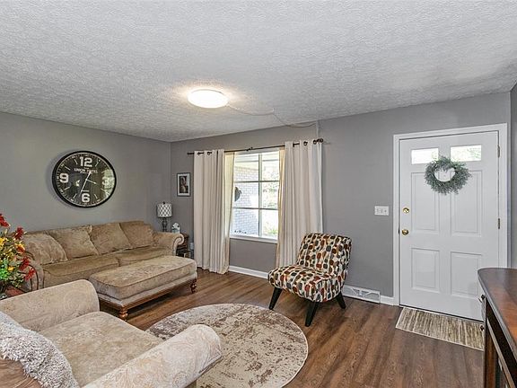 4th image of 1089 Holly Dr