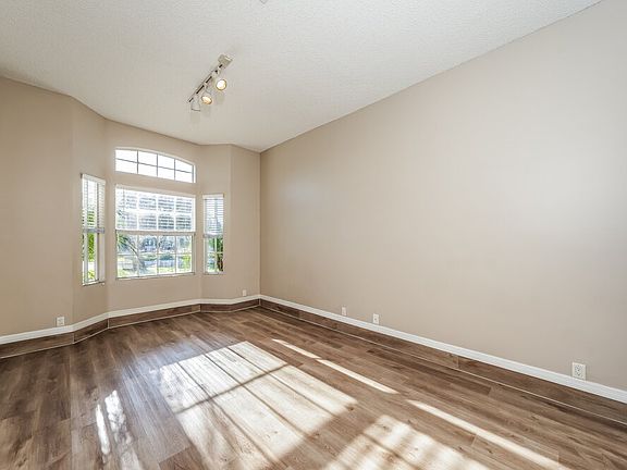 4th image of 984 Lake Breeze Dr