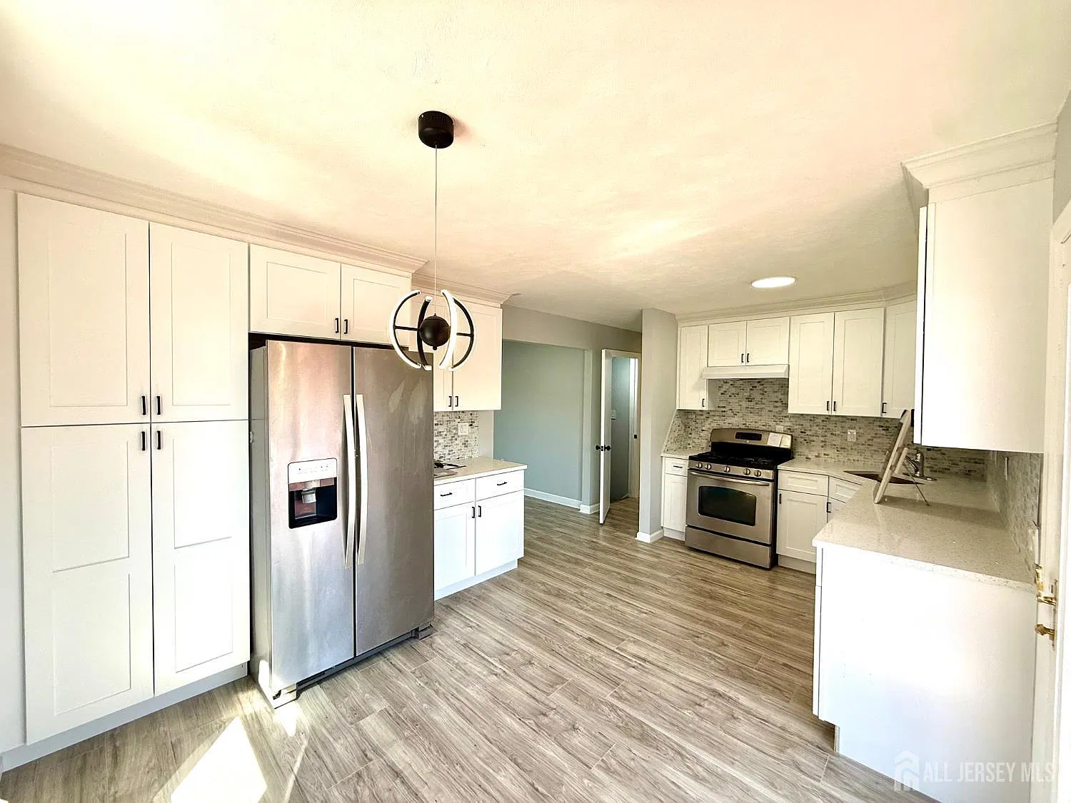 5 bed, 3.0 bath, 2136 sqft, $4,500 — Photo 3