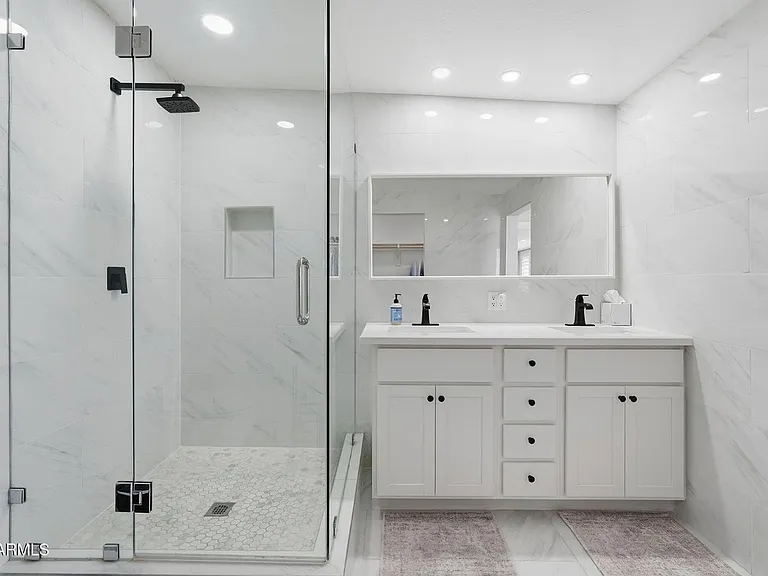 3041 E Elm St — Photo 33