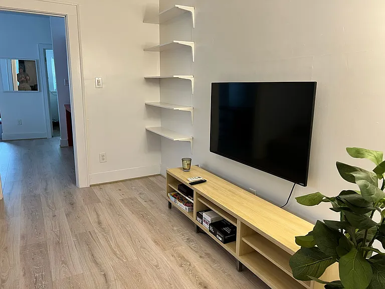 1922 Rosewood St #1R — Photo 4