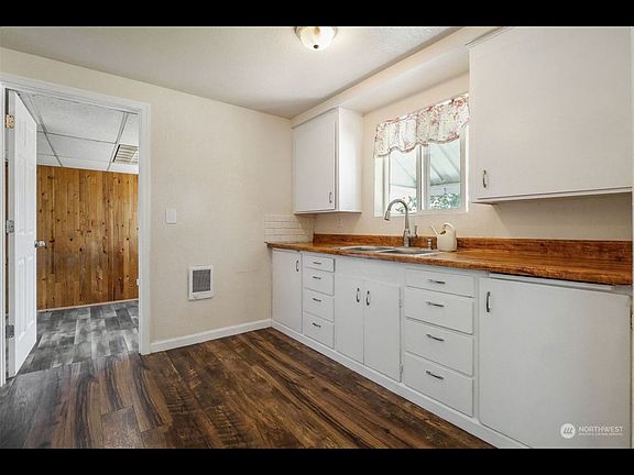 4th image of 411 N Earl Rd