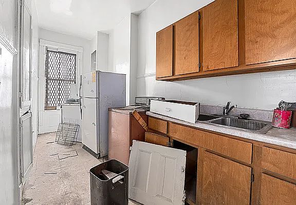 4th image of 388 Halsey St APT 5