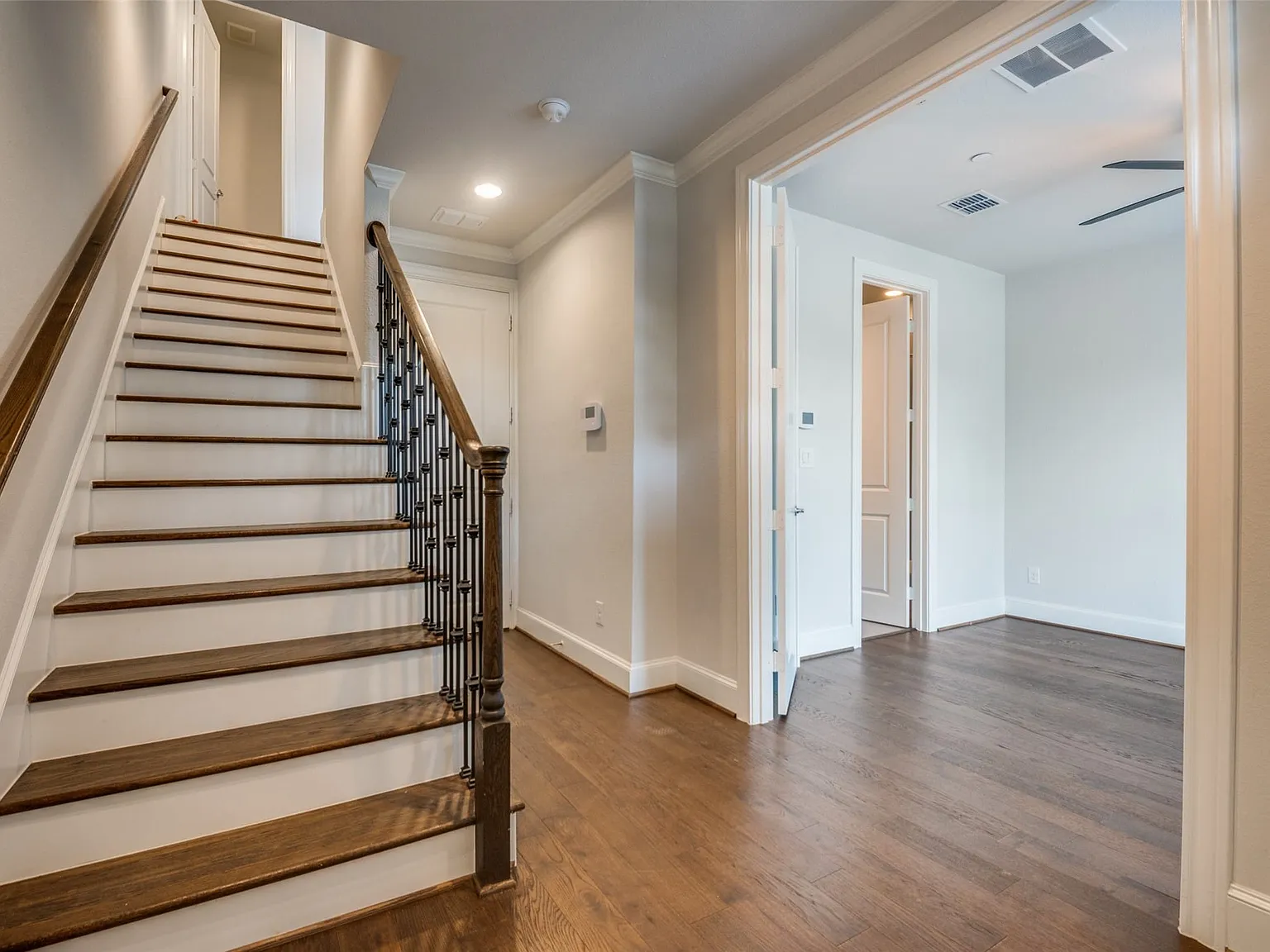 3 bed, 3.5 bath, 2046 sqft, $3,600 — Photo 3