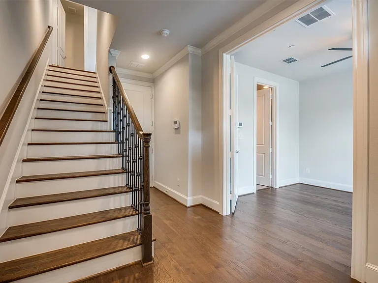 2262 Alterbrook Ln — Photo 3
