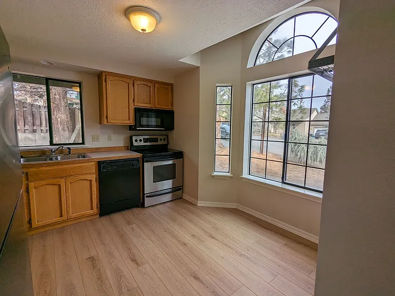 1147 NE Viking Ct — Photo 3