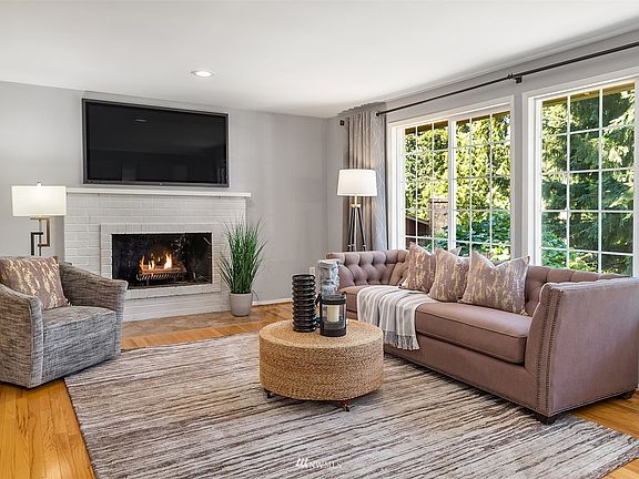 Spacious family room.>