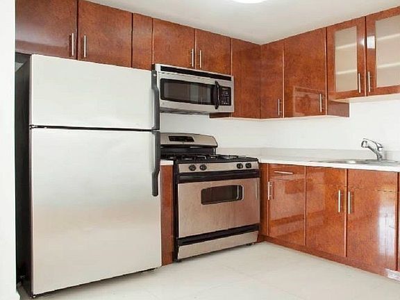 2nd image of 424 E 10th St Ph A