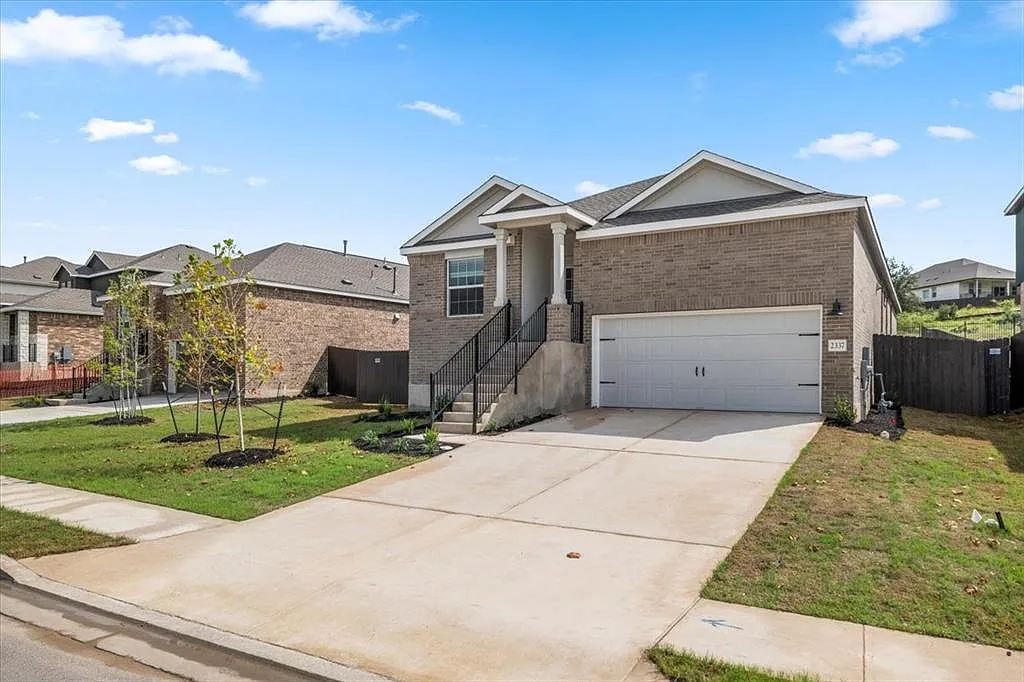 4 bed, 2022 sqft, $2,350 — Photo 2